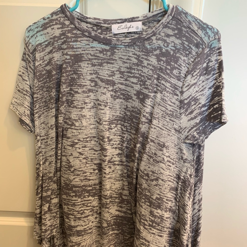Gray and white tee